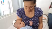 Bé trai bị dao đâm xuất viện lần 3