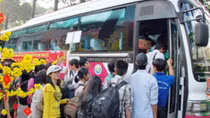 Hàng chục ngàn tấm vé và chuyến xe nghĩa tình chở công nhân về Tết