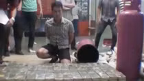 Cận cảnh 490 bánh heroin được xếp ngay ngắn trong bình gas