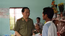 Bộ trưởng Trần Đại Quang dự lễ bàn giao nhà tình nghĩa cho thân nhân liệt sỹ CAND