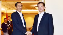 Thủ tướng Nguyễn Tấn Dũng tiếp xúc song phương Thủ tướng Thái Lan, Tổng thống Indonesia