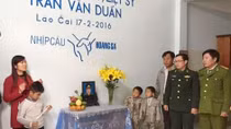 Trao nhà mới cho vợ của liệt sĩ Trần Văn Duẩn ở đồn Biên phòng A Mú Sung