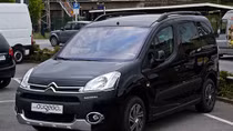 Cảnh sát truy tìm 2 chiếc xe màu đen chở những kẻ khủng bố ở Paris