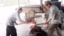 Bí ẩn làng nghề "rèn dao bằng mắt" nơi miền sơn cước