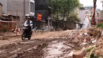 Có một con đường khốn khổ giữa thủ đô Hà Nội