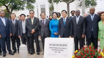 Chủ tịch nước Trương Tấn Sang dâng hoa tại Đại lộ Hồ Chí Minh và tượng đài Anh hùng Mozambique