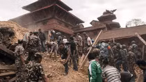 Khẩn trương cứu người sau thảm họa động đất ở Nepal