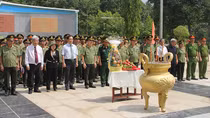 Dâng hương nghĩa trang liệt sĩ Quốc gia Đồi 82 và Ban an ninh Trung ương cục miền Nam