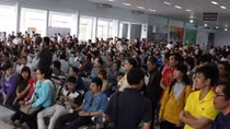 Vé “chợ đen” lộng hành ngoài ga Sài Gòn