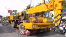 Lỗi chân côn, xe cẩu gây tai nạn liên hoàn