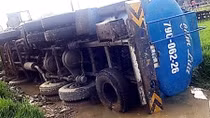 Xe bồn lật nghiêng cạnh đường quốc lộ 19 ở Bình Định