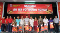 Sao Mai ăn Tết với người nghèo