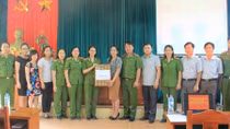 Học viện CSND tặng quà cô giáo hơn 10 năm chống chọi với HIV