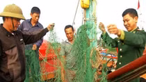 Tàu lạ cắt phá lưới của ngư dân Quảng Trị