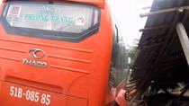 Xe khách tông xe máy 3 người thương vong giữa sáng mùng 1 Tết