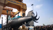 Iran khoe tàu ngầm và chiến hạm "cây nhà lá vườn"