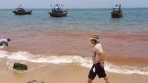 Bí ẩn vệt nước màu đỏ sát bờ biển Quảng Bình