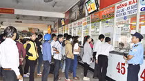 Chật vật với vé, “cò” tàu xe ngày Tết