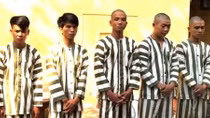 Côn đồ chém người, ném bom xăng vào nhà người thân “con nợ”