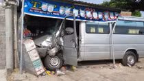 Xe khách mất lái lao thẳng vào nhà dân