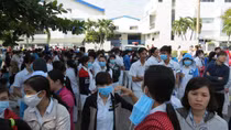 Gần 3.000 công nhân đình công vì nhận một năm thâm niên không bằng bữa ăn sáng