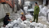 Đột kích xưởng giấy vệ sinh giả thu hơn 10 tấn nguyên liệu