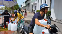 Người dân miền Tây thiếu nước ngọt sinh hoạt trầm trọng