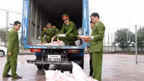 Thu giữ 2,5 tấn mỳ chính nhập lậu trên xe biển số Lào