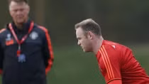 Van Gaal "tố" Rooney phản ứng khi bị ra sân
