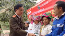 Báo CAND - Agribank tặng quà Tết cho người nghèo ở Yên Bái