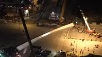 Tấm dầm thép cầu vượt hơn trăm tấn đổ ập xuống đường