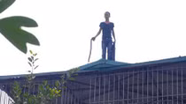 Giải cứu đối tượng “ngáo đá” nhảy múa hơn 10 tiếng trên nóc nhà