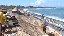 Đầu tư khoảng 3.500 tỉ đồng xây dựng hệ thống kè ngăn biển xâm thực
