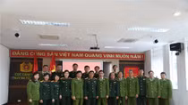 Bộ trưởng Bộ Quốc phòng khen thưởng Ban chuyên án truy bắt đối tượng truy nã nguy hiểm