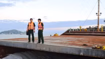 Thuyền trưởng trộm hàng để bán