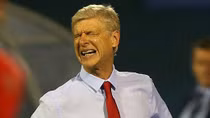 Wenger lại khẩu chiến