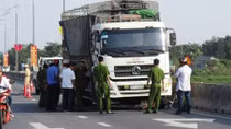 Đi xe đạp, bị ôtô tải cán tử vong