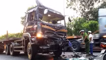 Xe tải tông vào xe đầu kéo, 3 người tử vong