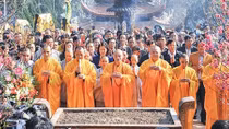 Hàng vạn du khách trẩy hội chùa Hương trong ngày khai hội
