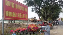 Nguy hiểm rình rập khi tổ chức chợ hoa Xuân ngay trên công trình đang thi công
