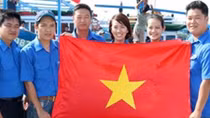 Tặng cờ Tổ quốc cho 300 ngư dân đảo Phú Quý