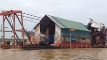 Trượt ngã cuốn vào băng chuyền, 1 thanh niên tử vong