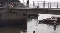 Sà lan 200 tấn chở cát chìm trước đập ngăn triều