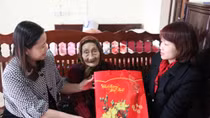 Tặng quà người có công nhân dịp Tết Nguyên đán Bính Thân