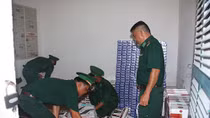 BĐBP An Giang bắt vụ vận chuyển 12.700 gói thuốc lá lậu