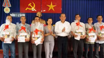 Chánh án TAND Tối cao Trương Hòa Bình thăm, tặng quà tết tại quận Tân Bình