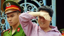 Thầy dạy nhạc dụ dỗ học sinh lớp 6 "chơi trò người lớn"