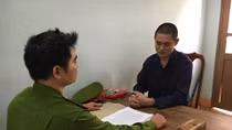 Mua hàng không được, ném gạch thẳng vào mặt chủ tiệm tạp hóa