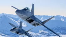 Mỹ khôi phục chương trình siêu máy bay và điều F-22 đến Romani để “nắn gân” Nga