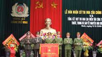 Công an TP Vinh đón nhận cờ thi đua của Chính phủ